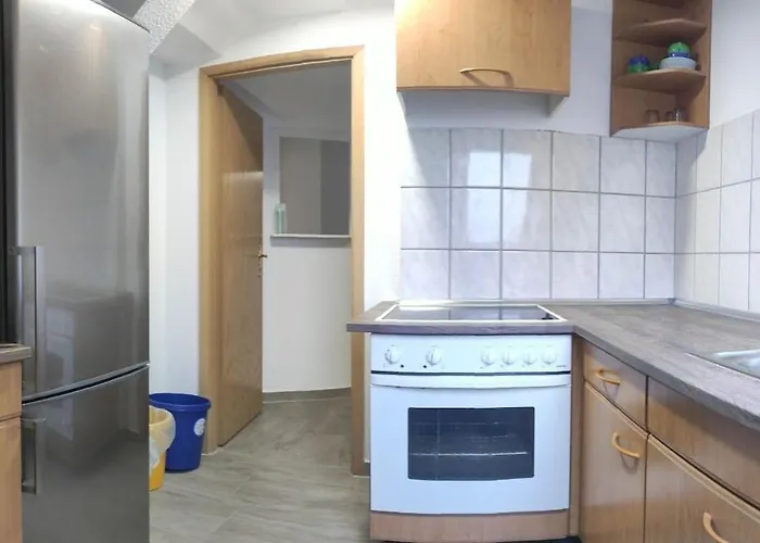 Schoene 3 Raum , 3 - 6 Bett In Schönebeck